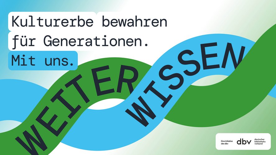 Kampagne "Weiter Wissen" des Deutschen Bibliotheks Verbandes zeigt verschlungene Bänder in Blau und Grün mit der Aufschrift "Weiter Wissen" verweist auf das Bewahren von Kulturerbe durch den DBV.